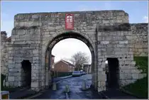 Die Altstadt von York ist noch fast l�ckenlos von der alten Stadtmauer und den alten Stadttoren, Bar genannt, umgeben. Die Stadtbefestigung geht bis auf die R�merzeit zur�ck. Fishergate Bar (14. Jahrhundert) von au�erhalb der Stadtmauern. Es ist eines der kleineren Tore. 15.12.2011