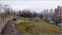 Die Altstadt von York kann man fast komplett auf der alten Stadtmauer umrunden. Die Befestigung Yorks geht bis auf die Rmerzeit zurck. 15.12.2011