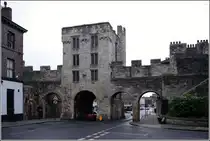 Die Altstadt von York ist noch fast l�ckenlos von der alten Stadtmauer und den alten Stadttoren, Bar genannt, umgeben. Die Stadtbefestigung geht bis auf die R�merzeit zur�ck. Hier: Micklegate Bar (14. Jahrhundert) von innerhalb der Stadtmauern. Es ist eines der vier Haupttore. 16.12.2011