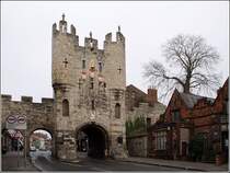 Die Altstadt von York ist noch fast lckenlos von der alten Stadtmauer und den alten Stadttoren, Bar genannt, umgeben. Die Stadtbefestigung geht bis auf die Rmerzeit zurck. Hier: Micklegate Bar (14. Jahrhundert) von auerhalb der Stadtmauern. Es ist eines der vier Haupttore. 16.12.2011