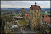 Vom Johannisturm hat man einen schnen Blick auf den hinteren Teil der Burg Stolpen mit dem Seigerturm und dem Siebenspitzenturm. Rechts ist die Stadtkirche von Stolpen erkennbar. (29.12.2011)