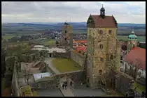 Vom Johannisturm hat man einen sch�nen Blick auf den hinteren Teil der Burg Stolpen mit dem Seigerturm und dem Siebenspitzenturm. Rechts ist die Stadtkirche von Stolpen erkennbar. (29.12.2011)