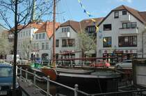 In der Altstadt von Buxtehude fliet die Este in der grachtartigen Flethanlage durch die Stadt. Aufgenommen am 14.04.2011.