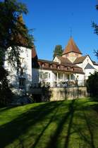 Schloss Mnchenwiler, ehem. Cluniazenserpriorat, erbaut von 1537 bis 1553, Ostteile 
der Kirche aus dem 12. Jahrhundert, Bezirk Murten (21.03.2011)