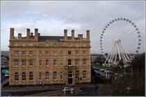 Vor dem Royal York Hotel, dessen Schmalseite hier zu sehen ist, wurde das York Wheel errichtet. Am 15.12.2011 lief noch der Probebetrieb.