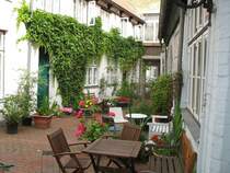 Einer der vielen  Durchgnge  zwischen zwei Altstadtstraen. Es gibt in Lbeck viele von solchen  Gngen , die sehr liebevoll von den dortigen Anwohnern gepflegt werden. Rcksichtsvolle Besucher sind immer herzlich willkommen... 
Aufnahmedatum: Morgens am 10.7.2008