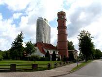 Eigentlich ist der Travemnder Leuchtturm kleiner als das  Maritim-Hochhaus . Es kommt doch auf die Aufnahmeperspektive an, um auch die 35. Stockwerke des Hochhauses zum Vergleich mit heranzuziehen.Aufnahmedatum: 20.6.2011