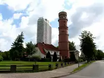 Eigentlich ist der Travem�nder Leuchtturm kleiner als das  Maritim-Hochhaus . Es kommt doch auf die Aufnahmeperspektive an, um auch die 35. Stockwerke des Hochhauses zum Vergleich mit heranzuziehen.Aufnahmedatum: 20.6.2011