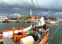 L�beck-Travem�nde. Blick �ber einen Oldtimer zum Fischereihafen-Ufer mit der St. Lorenzkirche vor den Regenwolken... Aufgenommen: 15.5.2011