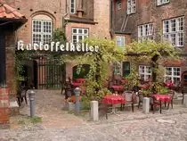 L�beck, am Koberg zum Heilig Geist Hospital,
befindet sich der  Kartoffelkeller  unterhalb des H.-Geist-Hospital in altem Rundbogengem�uer. Es gibt hier vor allem  Kartoffelgerichte  in allerlei Varianten.  Aufgenommen: 15.10.2006