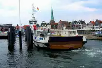 In L�beck-Travem�nde f�hrt diese ,und im Sommer auch eine zweite, F�hre �ber die Trave. Kraftfahrzeuge und F��g�nger werden f�r ein Entgeld �bergesetzt. Ehemals, also vor der  Wiedervereinigung  war die Priwallseite von Travem�nde eine Halbinsel mit Grenze zur ehemaligen  DDR ... Aufgenommen am 1.8.2008