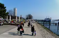 L�beck-Travem�nde
Heute geht der Blick der Travepromenade entlang. Auf der Trave liegt ein Rundfahrtenschiff, das st�ndlich durch den Hafen und dann auf die Ostsee f�hrt.
Zu erkennen ist der mit roten Backsteinen gemauerte Leuchtturm.
Das Leuchtfeuer ist seit Jahren aber seeseits im Maritim-Hochhaus eingebaut und gut 18 Seemeilen weit zu sehen... Aufgenommen am 2.4.2011