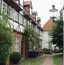 Lbeck, Wahmstrasse, Durchgang zur Aegidienstrasse in der Altstadt.
Einer von vielen  Durchgngen  zwischen den Altstadtstrassen von Lbeck ...
Aufgenommen im Sommer 1999.