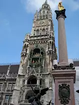 M�nchen, die Mariens�ule von 1638 auf dem Marienplatz, dahinter der Rathausturm, M�rz 2005