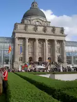 M�nchen, Bayerische Staatskanzlei, erbaut von 1989 bis 1993, Architekten Diethard 
J. Siegert und Reto Gansser (28.08.2010)