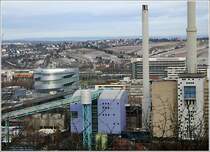 Gewaltige Gebude prgen das Landschaftsbild im Stuttgarter Neckartal. Im Vordergrund das Gaisburger Kraftwerk, direkt dahinter ein Verwaltungsgebude von Daimler-Chrysler. Links das futuristische, silberglnzende Mercedes-Benz-Museum. Am Horizont sind die Hhenzge des Schwbischen Waldes erkennbar. 31.12.2005 (Matthias)