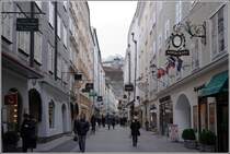 Salzburg. Die Getreidegasse ist eine wichtige Einkaufsstrasse. 17.01.2012
