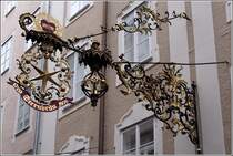 Salzburg, Wirtshausschild des Sternbr�u in der Getreidegasse. 17.01.2012