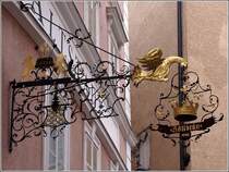 Salzburg, Wirtshausschild des H�llbr�u in der Judengasse. 17.01.2012