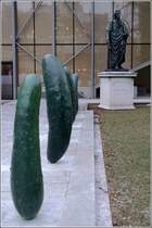 Salzburg. Klassische und moderne Kunst neben dem Rupertinum: Schiller-Denkmal und Gurken. 17.01.2012