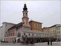 Salzburg. Die St. Michaelskirche ist von mehreren Geb�uden umbaut, im Vordergrund das Caf� Demel. 17.01.2012