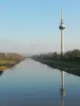 Neckar in Mannheim mit Fernmeldeturm. 15.01.2012