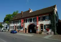 M�llheim, der historische Winzerhof  Lindenhof  ist heute Sitz der Winzergenossenschaft, Aug.2011