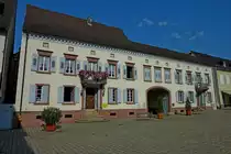 M�llheim, gro�e Hofanlage aus dem 17.Jahrhundert, Mitte des 19.Jahrhunderts im sp�tklassizistischen Stil umgebaut, Aug.2011