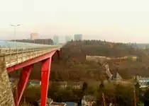 Nur wenige Sonnenstrahlen schaffen es an diesem nebligen Novembernachmittag die Rote Br�cke in Luxemburg,die die Stadt mit dem Kirchberg verbindet, zu erhellen.

Aufgenommen am 29.11.2011