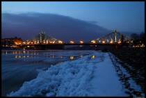 Zahlreiche Eisschollen treiben unter dem Blauen Wunder Richtung Norden. (5.2.2012)