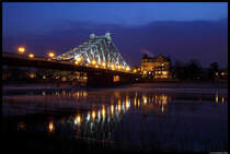Das Blaue Wunder zu Dresden in der Abenddmmerung. (5.2.2012)