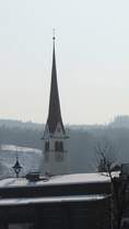 Der Turm der Kirche beim Innsbrucker DEZ am 11.2.2012.