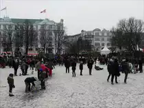 Die zugefrorene Au�enalster wurde zum Betreten freigegeben, was viele Hamburger nutzten; 12.02.2012 