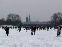 Jung und Alt, mit und ohne Wintersportger�ten, nutzen die Gelegenheit, zu Fu�e �ber die zugefrorene Au�enalster zu spazieren; Hamburg, 12.02.2012