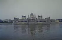 Budapest, das Parlament, z�hlt zu den gr��ten Geb�uden in Europa, wurde im neogotischen Stil erbaut von 1885-1904, Architekt war Imre Steinl, Scan vom Dia, Aug.1986