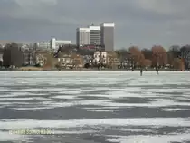 Hamburg am 9.2.2012: Blick von der zugefrorene Alster auf die Stra�e  Schwanenwik  (Stadtteil Uhlenhorst) mit den dahinter liegenden Mundsburghochh�user.