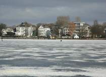 Hamburg am 9.2.2012: Blick von der zugefrorenen Alster auf die Strae  Schne Aussicht  (Stadtteil Uhlenhorst) mit seinen schnen Villen