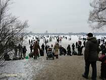 Hamburg am 12.2.2012: zugefrorene Alster, hier der Blick zur Innenstadt (Neudeutsch City), das Alstervergngen luft.