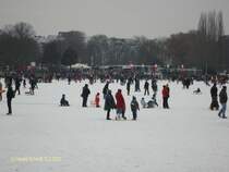 Hamburg am 12.2.2012: zugefrorene Alster, Blick auf das Harvestehuder Ufer mit dem  Alsterdampferanleger Fhrdamm, das Alstervergngen luft.