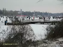 Hamburg am 12.2.2012: zugefrorene Alster, hier am Alsterdampferanleger Uhlenhorster F�hrhaus, das Alstervergn�gen l�uft. (Gleicher Standpunkt wie ID 31811.)