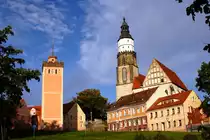 Hauptkirche St. Marien in Kamenz. Links im Bild ist der Rote Turm zu sehen, der einst Bestandteil der ehemaligen Stadtmauer war. Die Aufnahme erfolgte im Licht der untergehenden Sonne am Abend des 07.10.2011.