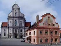 Ehemaliges Franziskanerhaus, welches jetzt einen Weihgaben u. Andenkenladen beherbegt, sowie die Basilika St. Anna zieren das Stadtbild von Alt�tting;110328