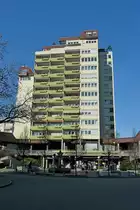 Freiburg im Breisgau, Wohn-und Gesch�ftshochhaus aus den 1970er Jahren, steht im Stadtteil Bischoffslinde, Jan.2012