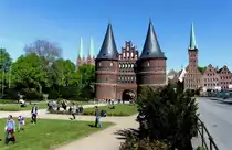 L�beck, Holstentor im Sommer ein beliebter  Rastplatz  f�r fu�kranke Touristen...
Aufgenommen: 30.4.2011 um 15:26 Uhr...