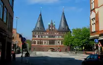 L�beck, Holstentor Ansicht von der Innenstadtseite... Aufgenommen: 1.5.2010 10:32h