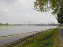 Krefeld-Uerdingen: Bei Stromkilometer 765 verbindet die Rheinbrcke fr Autos (B288 nach Duisburg-Mndelheim) und Fugnger den Linken Niederrhein (*rechts* im Bild) und das Ruhrgebiet. Aufnahme vom Uerdinger Rheindamm (Nhe Am Zollhof) aus, mit Blick auf die Hafeneinfahrt (rechts im Hintergrund). Links geht's stromaufwrts nach Neuss, Dsseldorf und Kln