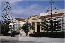 Eines der Gymnasien in Paphos. Scan eines Dias vom Herbst 1989.