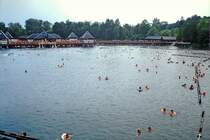 Heviz, bekanntestes Bad in Ungarn, am westlichen Ende des Balatons, der 4,4 Hektar groe natrliche Thermalsee ist der grte der Welt und durch die Thermalquellen ganzjhrig nutzbar, seit 1749 ist der Badebetrieb nachgewiesen, Aug.1986, Scan vom Dia, Mrz 2012