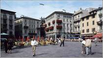 Der Rathausplatz in Lugano. Scan eines Dias vom Sommer 1979.

