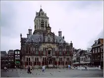 Das Stadhuis in Delft wurde in den Jahren 1618 bis 1620 errichtet. Scan eines Dias vom Sommer 1992.